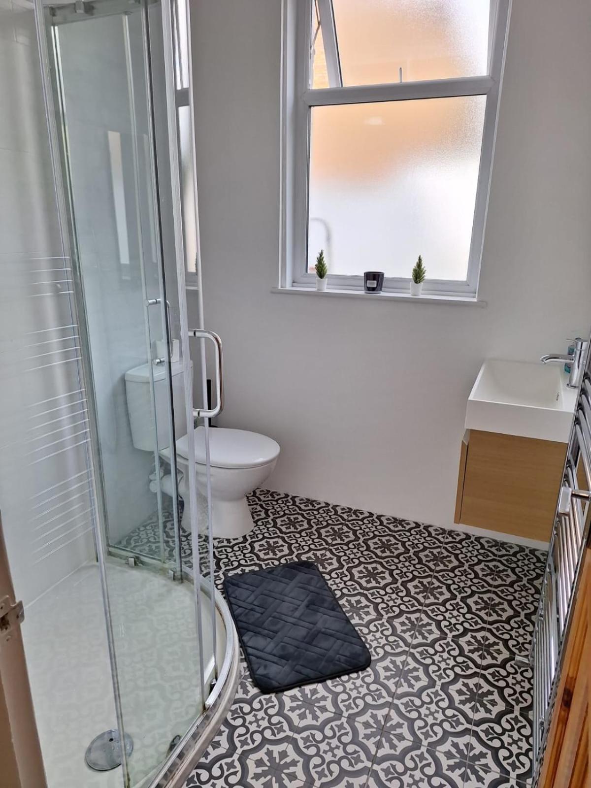Modern Ground Floor Flat - 15 Min To Central London Apartment ภายนอก รูปภาพ